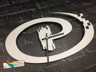 Aluminium klok in de vorm van uw logo gefreesd, relatiegeschenk